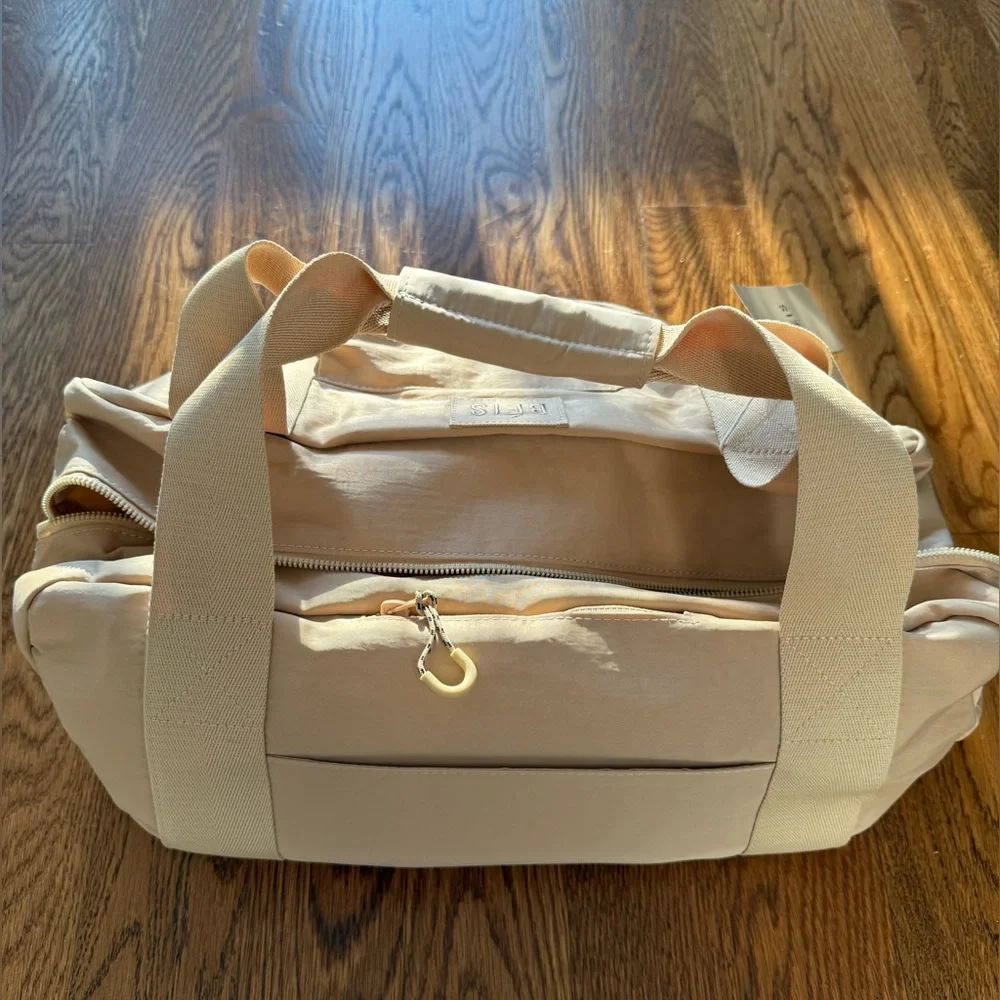 NEW WITH TAGS Beis The Sport Duffle Bag in Beige - Picture 5 of 10